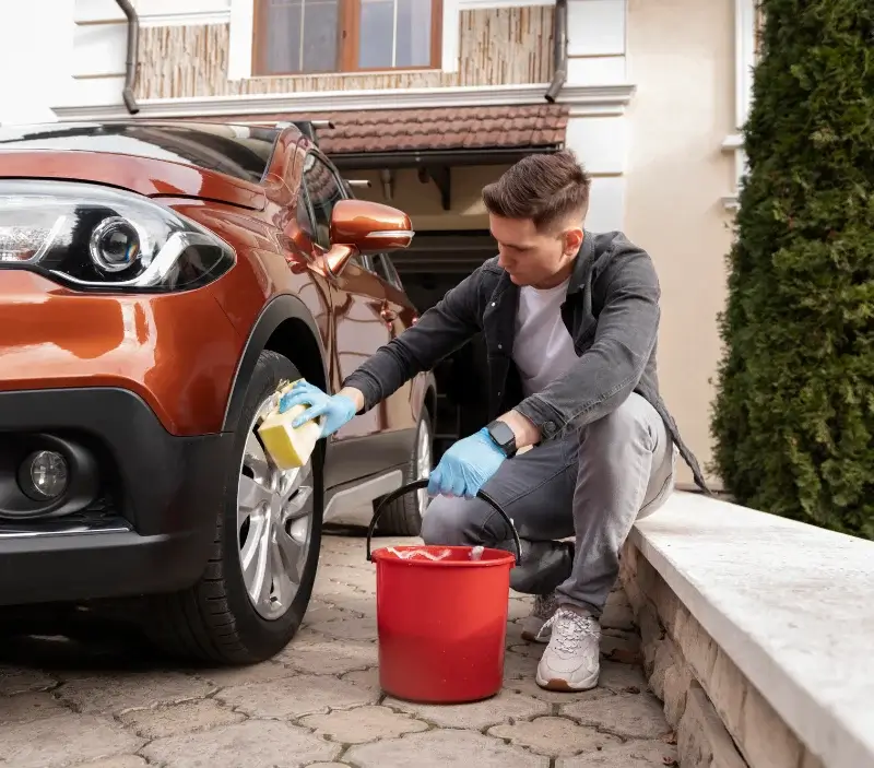 Lavage auto à domicile Vandrimare : professionnel intervenant sur un véhicule